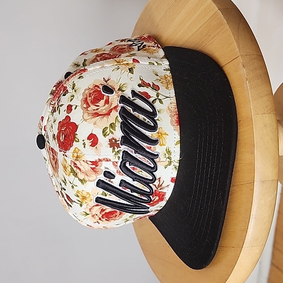 Essential floral cap - Picture 2 of 7